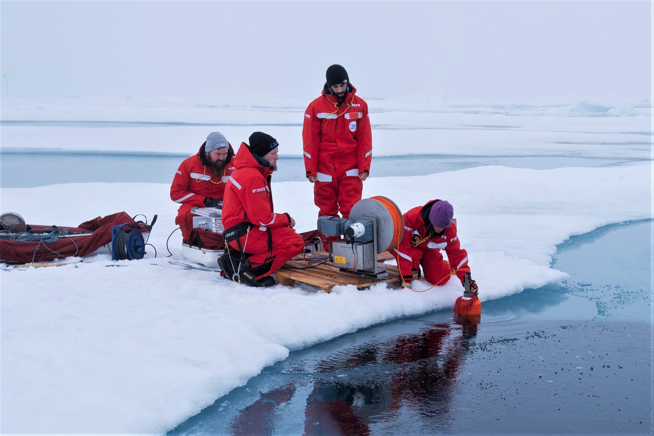 Vier Wissenschaftler vom Alfred-Wegener-Institut betreiben Feldarbeit im Eis