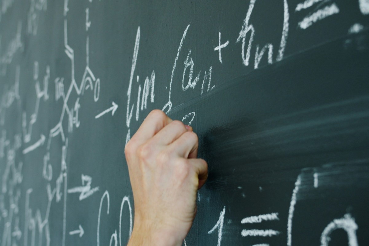 Mathematische Formeln mit Kreide an einer Tafel